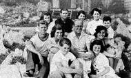 Joseph P. Kennedy senior (d. 1969), USA's ambassadør til Storbritannien 1938-1940, sidder i midten med den nærmeste familier omkring sig. Med uret fra venstre side i bunden: Robert, Eunice, John (USA's 35. præsident), Kathleen, Joe Jr., Rosemary, Teddy, Patricia og Jean.  Foto: AP