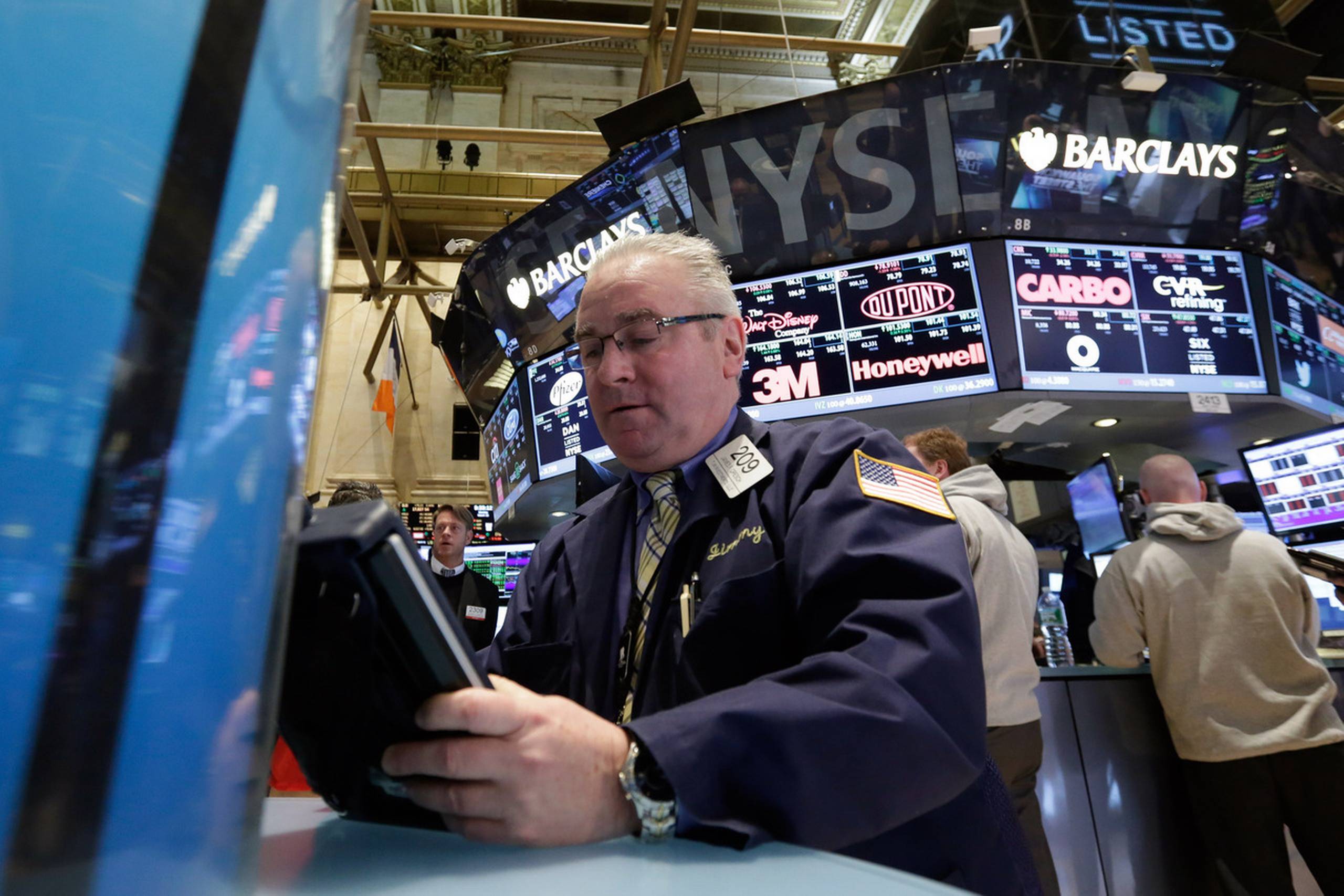Sammenslutningen af fagforeninger i USA vil have sat en stopper for, at topchefer fra de store banker og finanshuse i USA kan få udbetalt deres aktieoptioner før tid, når de skifter job til indflydelsesrige poster i centraladministrationen og regeringen. 