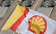 FILE - In this Monday, April 7, 2014 file photo, a flag bearing the company logo of Royal Dutch Shell, an Anglo-Dutch oil and gas company, flies outside the head office in The Hague, Netherlands. Royal Dutch Shell PLC, Europe's largest oil company by market value, said Thursday, Jan. 29, 2015 that fourth quarter net income fell 57 percent to $773 million and that it would cap spending this year in response to falling oil prices. (AP Photo/Peter Dejong, File) Foto: Peter Dejong/AP