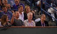 Larry Ellison has not just a lot of money - he also has a lot of contacts - here situated next to former  wimbledon-champ John McEnroe and further on the right Bill Gates.  Foto: Mark J. Terrill/AP