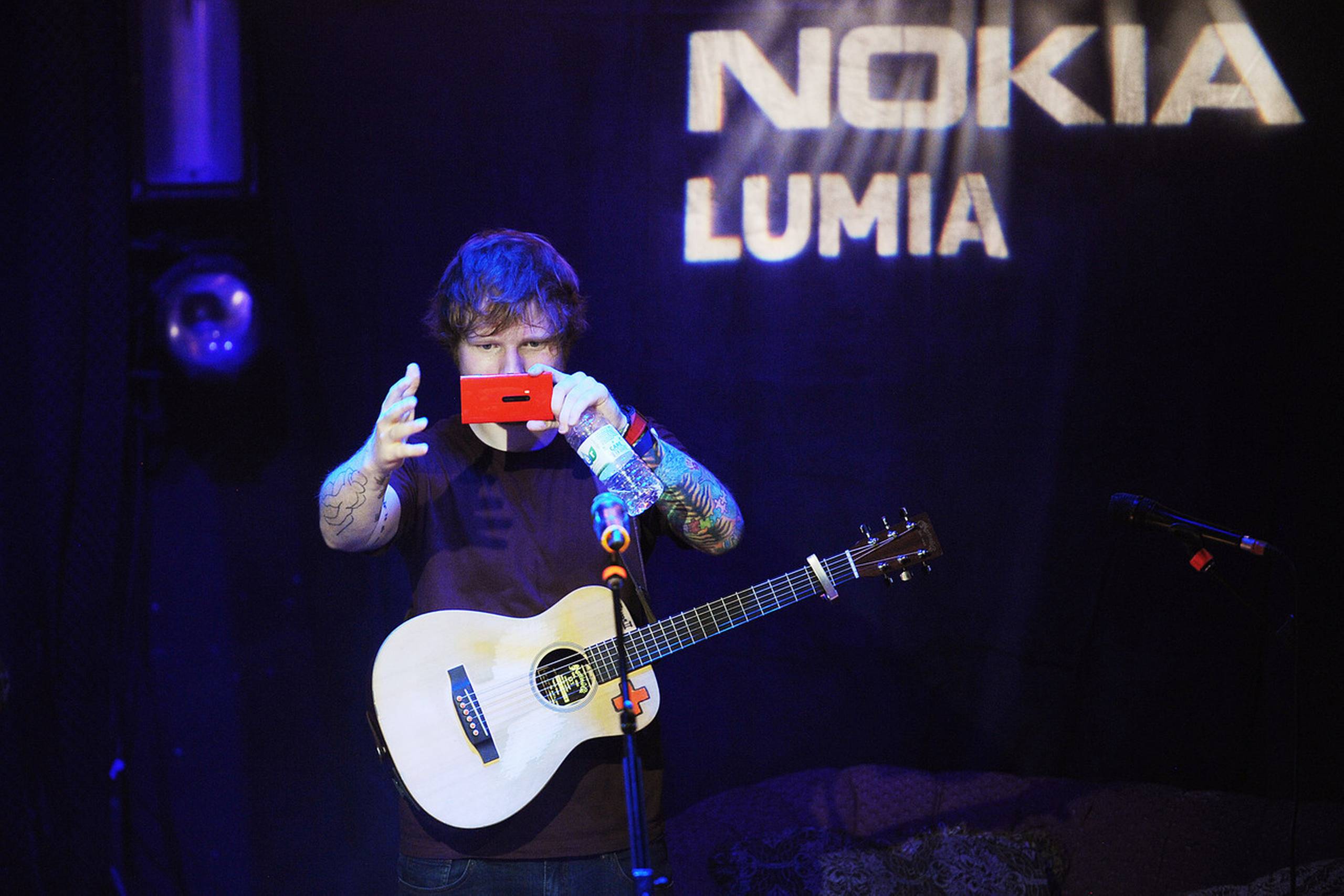 Musikeren Ed Sheeran spiller ved en koncert for Nokia Lumia 920.
