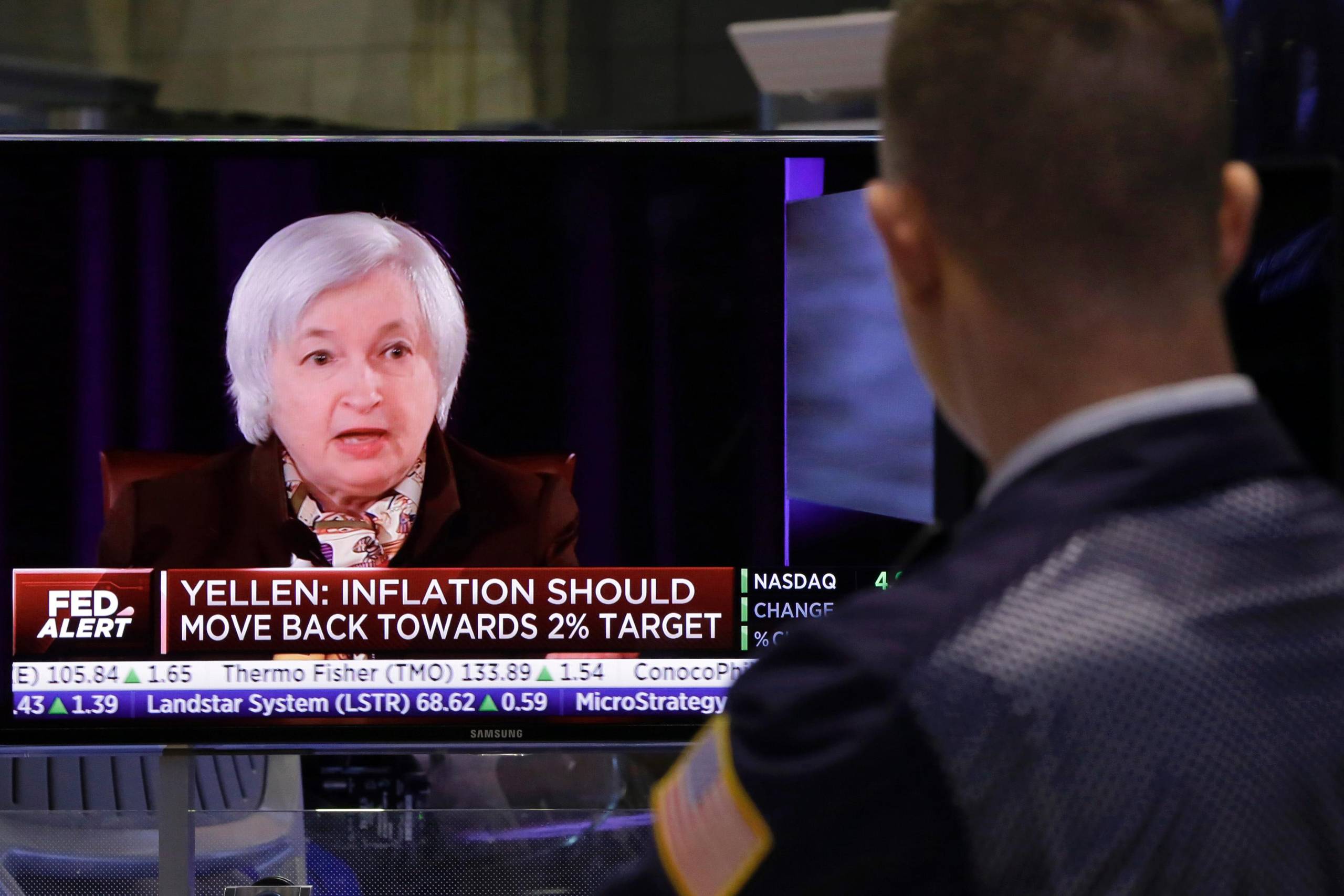Blandt andet på handelsgulvet på børsen i New York, lytter man efter, når chefen for Den Amerikanske Centralbank,  Janet Yellen, taler.