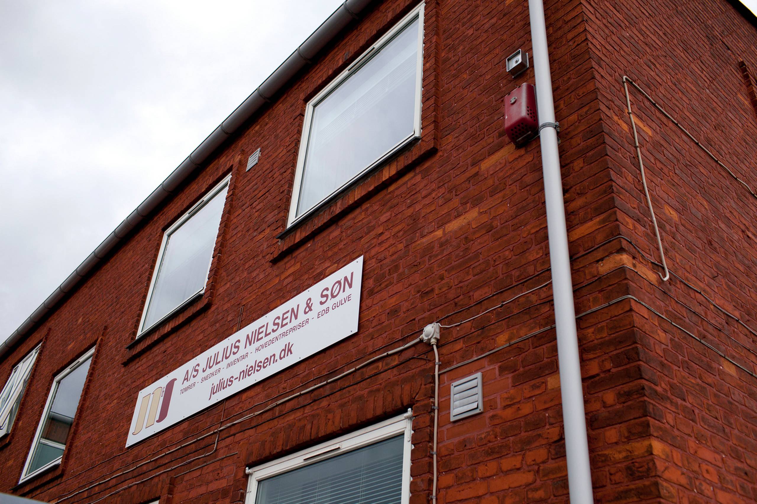 Julius Nielsen & Søn meldte sig som det første firma i den såkaldte byggekartelsag og har under sagens opklaring samarbejdet med bagmandspolitiet mod til gengæld at gå helt fri for straf. 