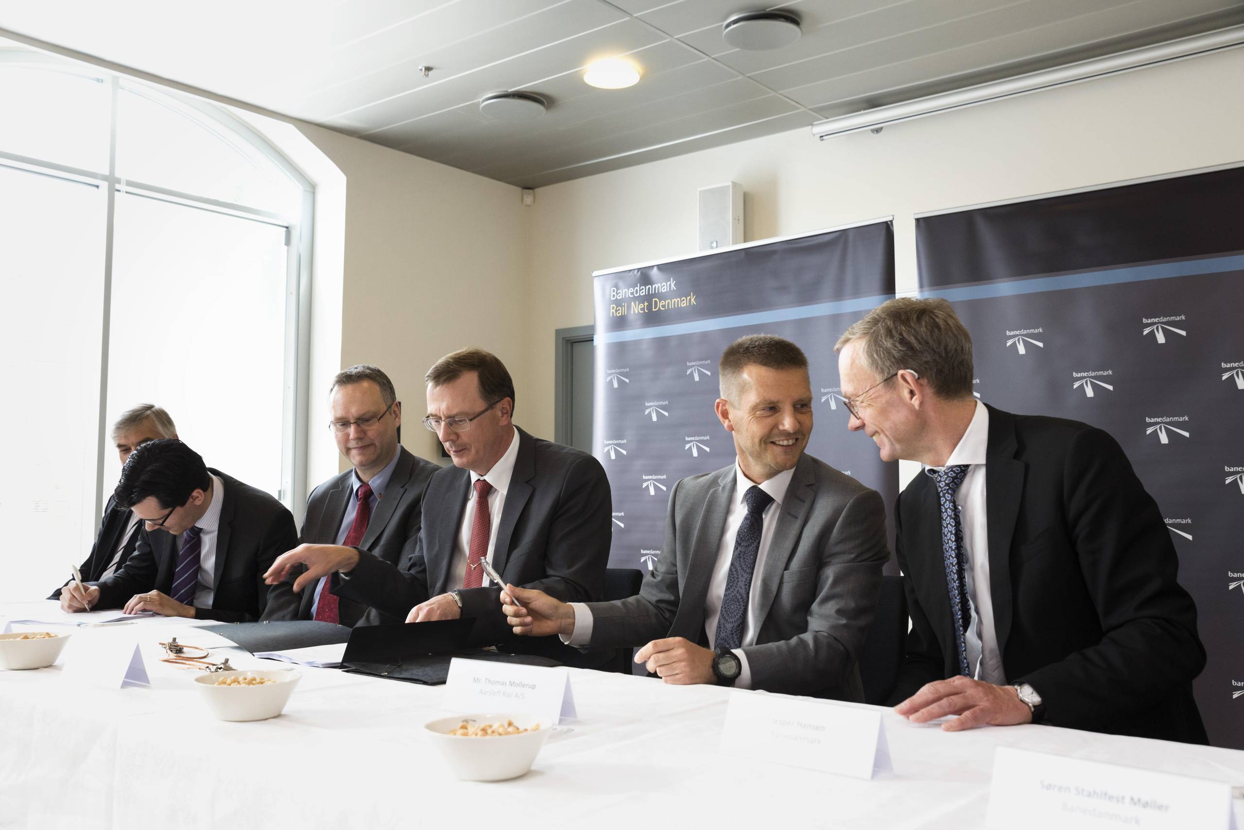 Aarsleff-Siemens og Banedanmark underskrev fredag aftalen om elektrificeringen af det danske jernbanenet. Fra højre ses de tre hovedpersoner: Jesper Hansen (th.), adm. direktør i Banedanmark, Thomas Mollerup (med pennen), adm. direktør i Aarsleff Rail og Jukka Perkola, adm. direktør Siemens Danmark. 