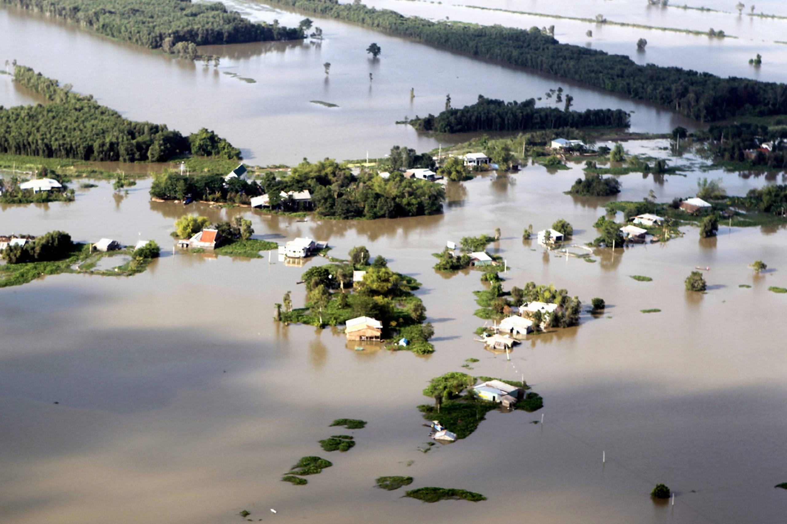 Huse i det sydlige Mekong-delta blev også i 2011 udsat for store oversvømmelser, hvilket kostede over 40 mennesker livet. Foto: AP/Vietnam News Agency, Duc Tam