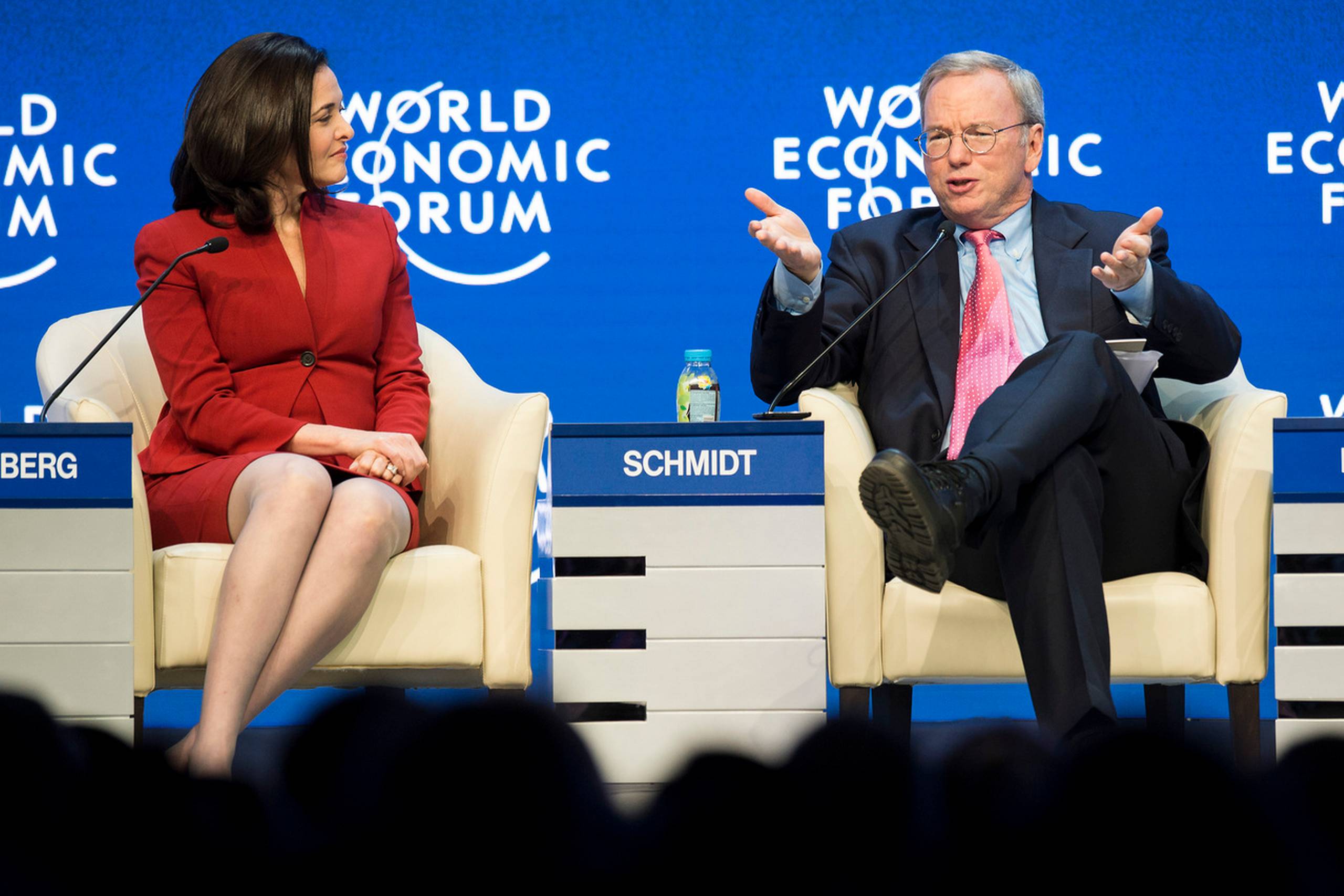 Eric Schmidt ses her fra et tidligere møde i Davos i Schweiz ved Wold Economic Forum sammen med Sheryl Sandberg, Chief Operating Officer og medlem af bestyrelsen i Facebook. Foto: Jean-Christophe Bott.