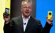 Nokias direktør Stephen Elop præsenterer telefonen Lumia 1020 i juli 2013. Samarbejdet mellem Nokia og Microsoft skulle sikre, at Microsofts styresystem til smartphone, Windows Phone, kunne konkurrere med Android og iPhone. Det endte helt galt - og nu er Windows Phone-telefonerne officielt lagt i graven. Foto: Richard Drew/AP