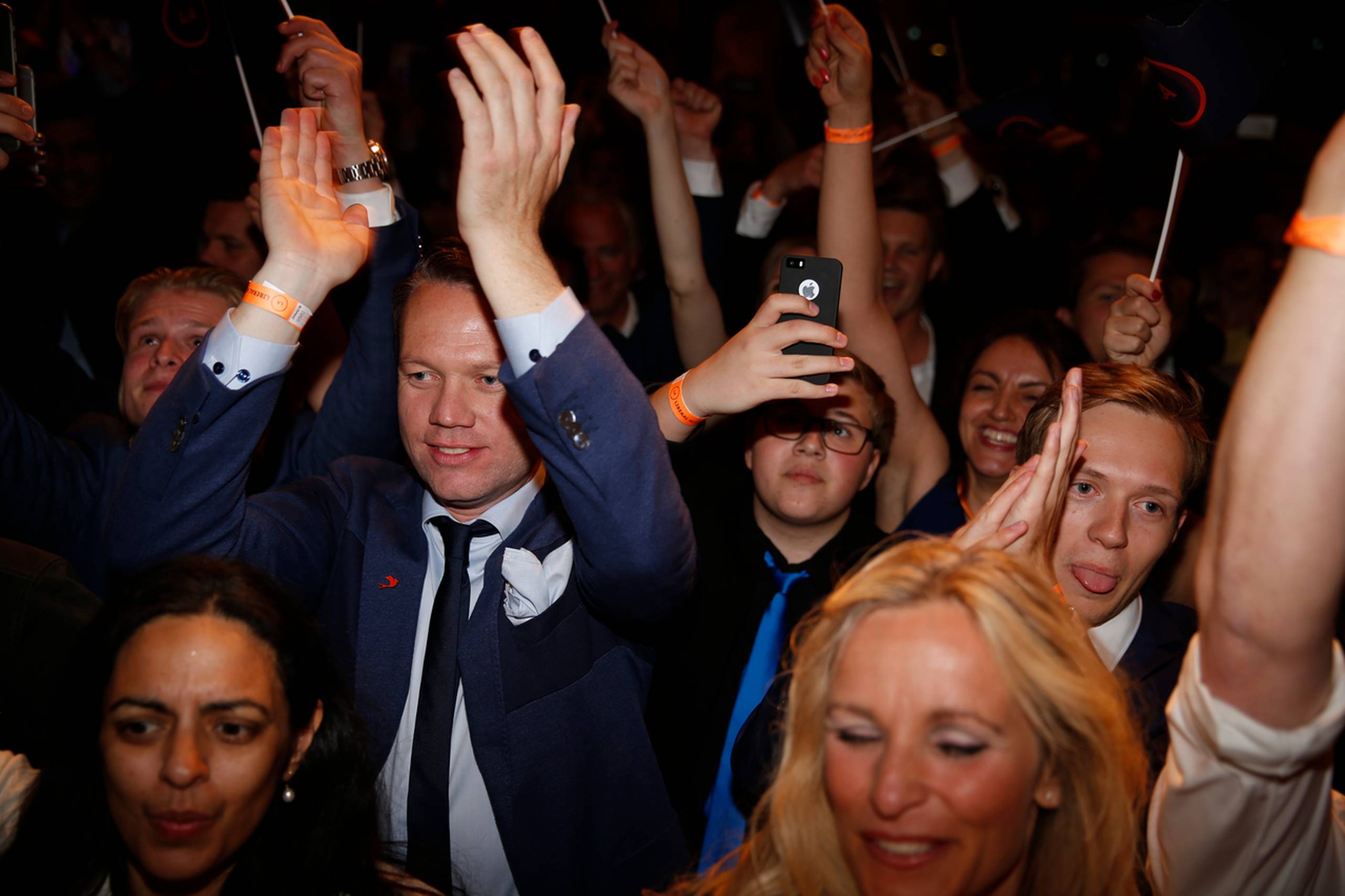 Unge Liberal Alliance-folk tiljubler partileder Anders Samuelsen, der netop er gået på scenen på Børsen i København. Partiet sikrede sig 13 mandater ved valget, hvilket er en fremgang på fire i forhold til forrige valg.