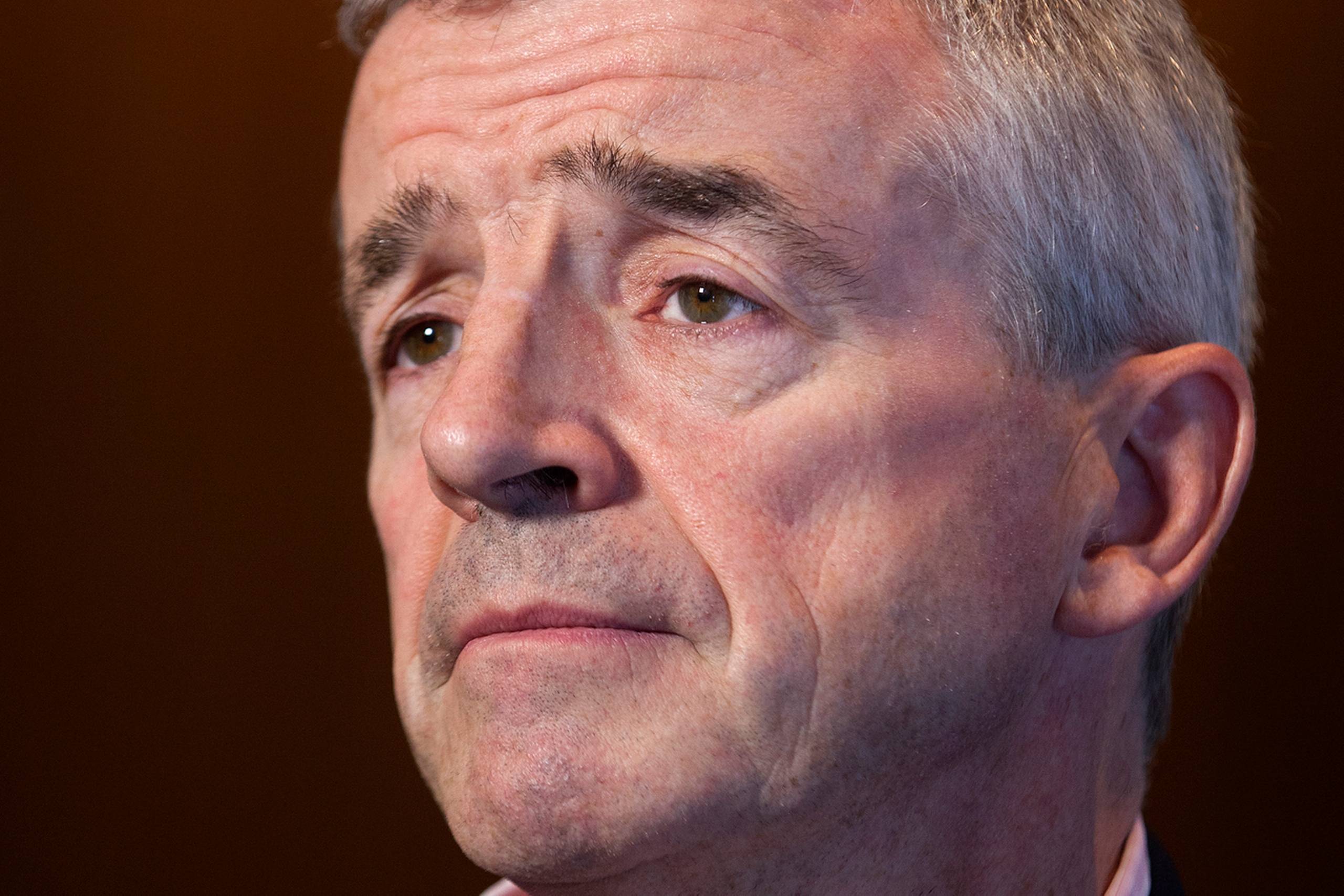Ryanairs topchef Michael O'Leary sørgede for, at alt foregik på hans præmisser, da han og fem ansatte stillede op for pressen tirsdag.