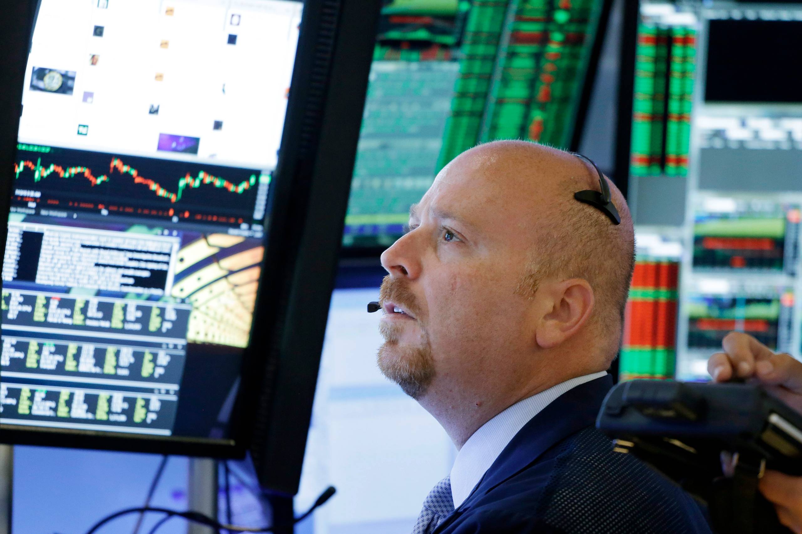 I Europa stod aktierne lidt stille med små plusser, og i USA var det også en lidt stille dag på kontoret for handlerne på Wall Street efter Grækenland er blevet parkeret. Nu gælder det regnskaberne for 1. halvår.