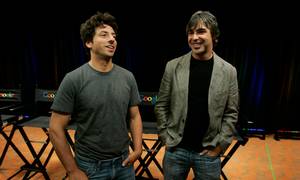 Googles to grundlæggere, Sergey Brin (tv.) og Larry Page, har over de seneste par måneder solgt ud af deres beholdninger i Googles moderselskab, Alphabet.  Foto: AP/Paul Sakuma.