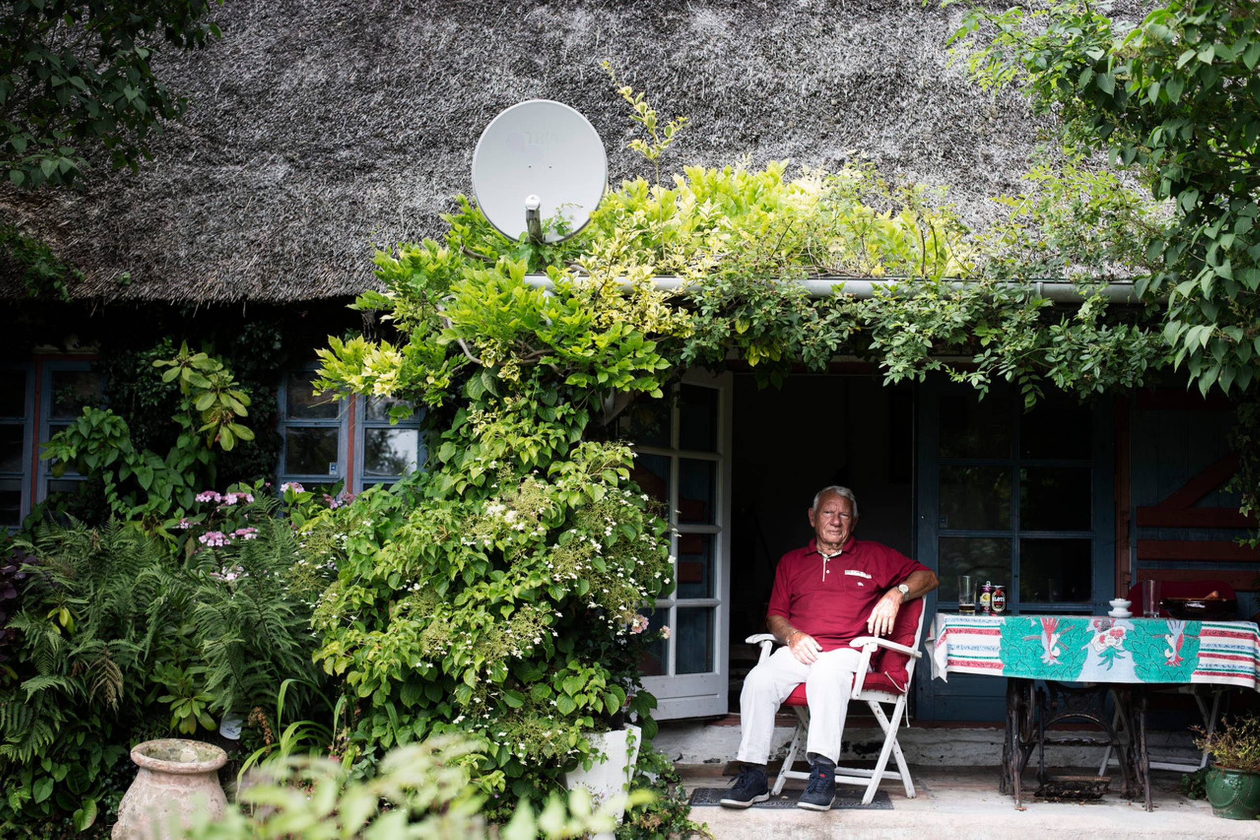 Den 88-årige pensionist Poul Gunnar Andersson er stærkt utilfreds med, at Danske Banks realkreditselskab, Realkredit Danmark, vil tvinge ham til at sælge sit sommerhus hos bankens ejendomsmæglerkæde, Home.