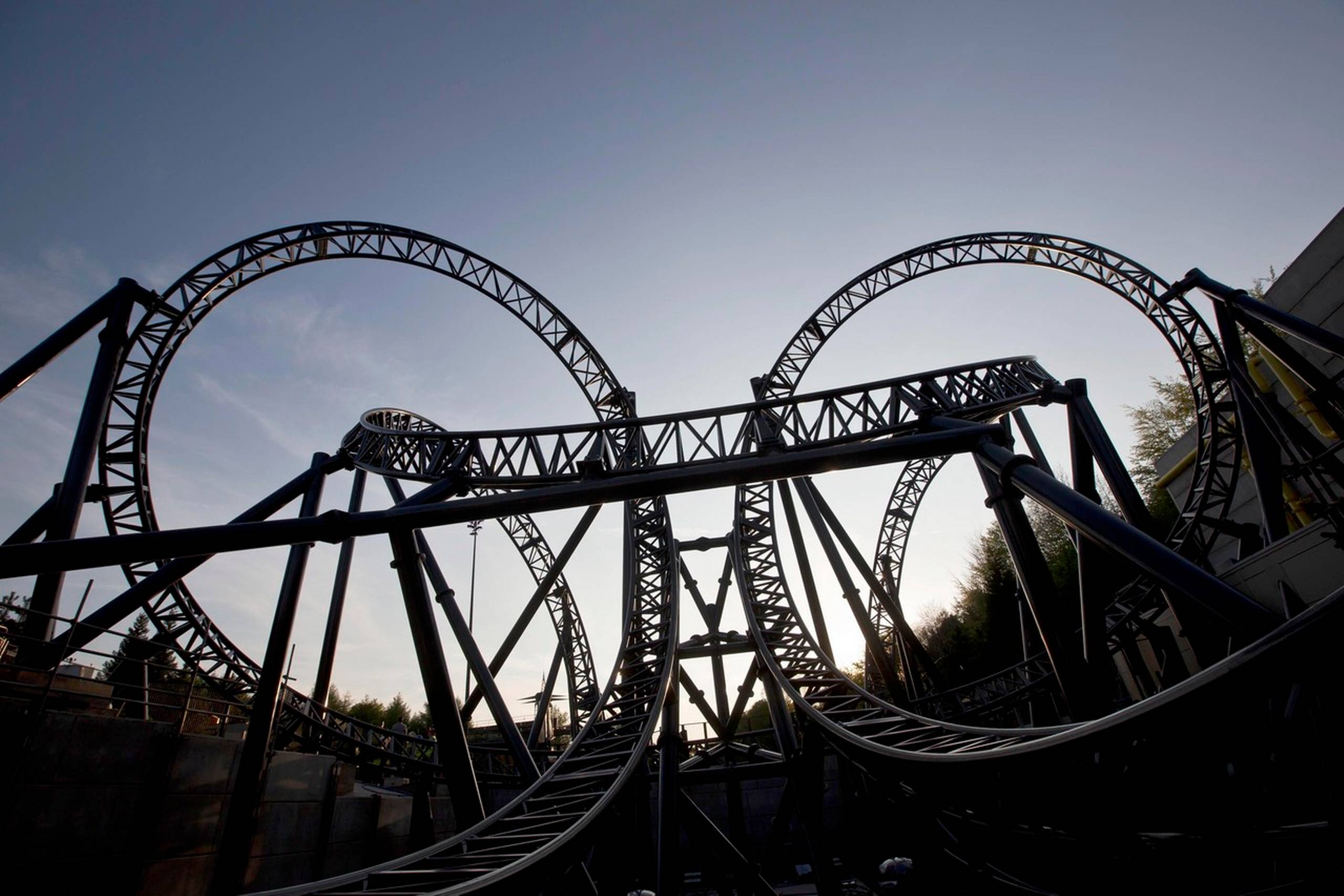 Smiler-rutchebanen i forlystelsesparken Alton Towers Resort, Storbritannien, blev ramt af en alvorlig ulykke i begyndelsen af juni 2015. Alton Towers er ejet af MErlin Entertainments, som Kirkbi ejer 30 pct. af