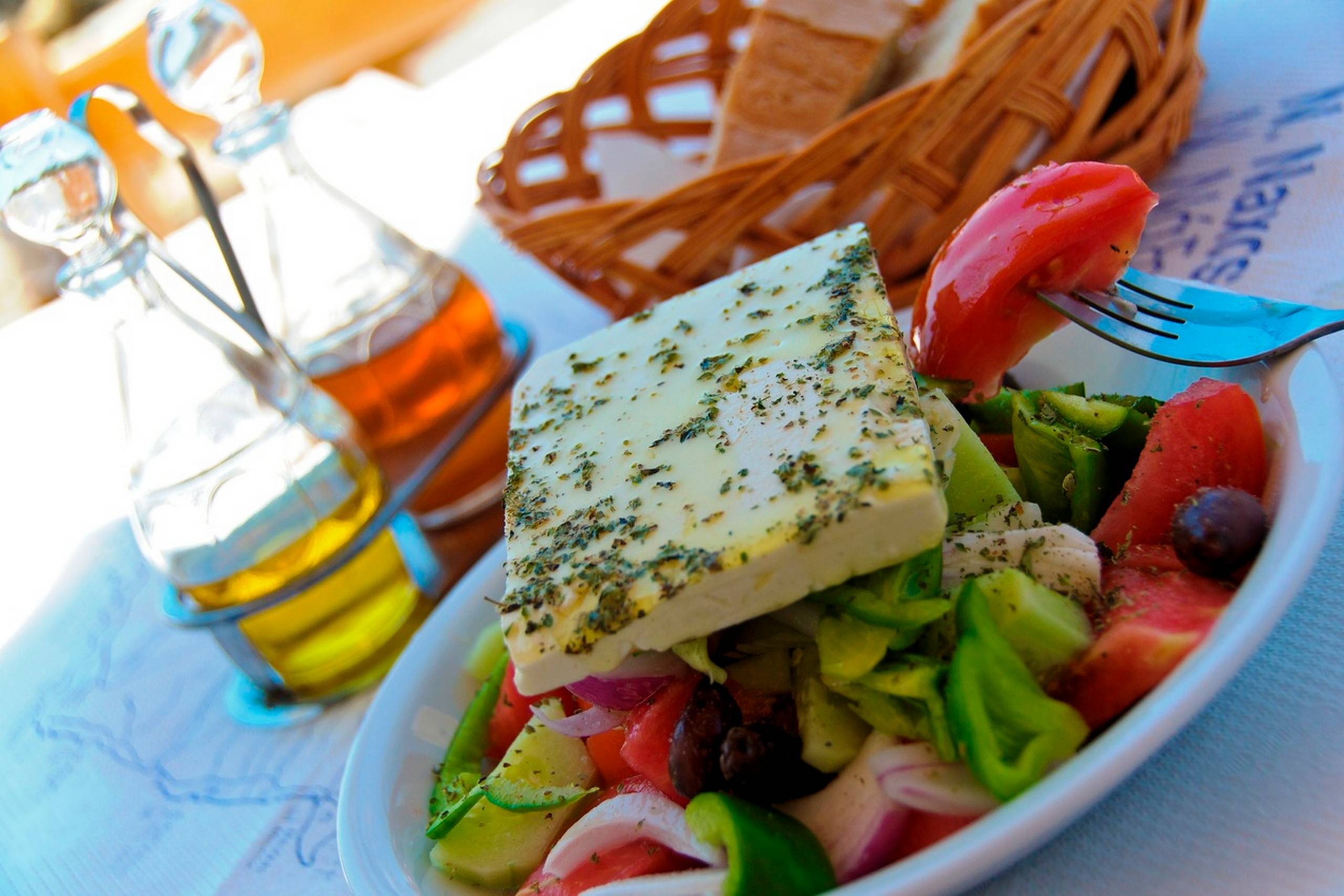 En vis del af den græske økonomi er usynlig, som når bønder spiser deres egne grøntsager og laver deres egen fetaost.