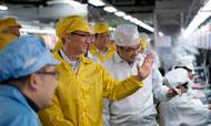Apples topchef, Tim Cook, besøgte i 2012 fabrikken Foxconn, der beskæftiger flere end 100.000 arbejdere i Kina og Taiwan. Fabrikken er i årevis blevet beskyldt for at udsætte sine folk for umenneskelige forhold, hvilket har ført til, at den ugentlige arbejdstid undervejs er blevet sænket til 49 timer. Foto: AP