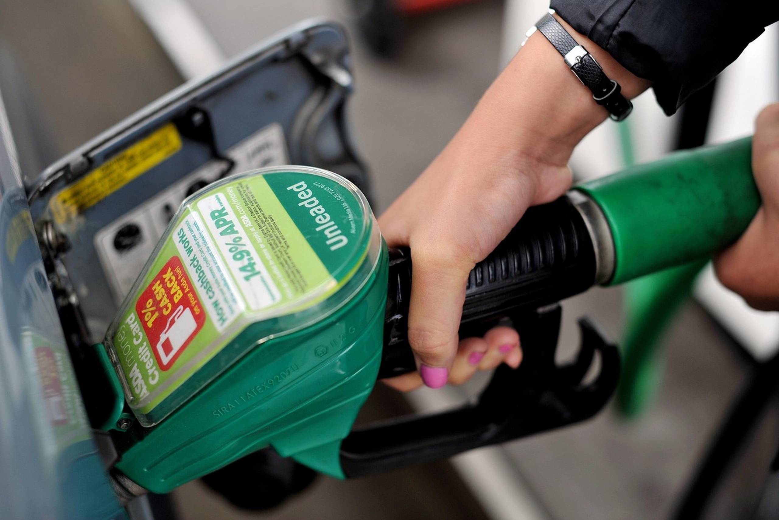 Benzinpriserne kan falde og autodiesel stige, når den globale skibsfart fra 2020 kun må sejle på svovlfri marindiesel. Foto: AP
