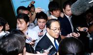 Øverste direktør for Toshiba, Masashi Muromachi, måtte igen i går gå den tunge gang op til podiet ved endnu en pressekonference og undskylde efter et skuffende regnskab.  Foto: Rodrigo Reyes Marin/AP
