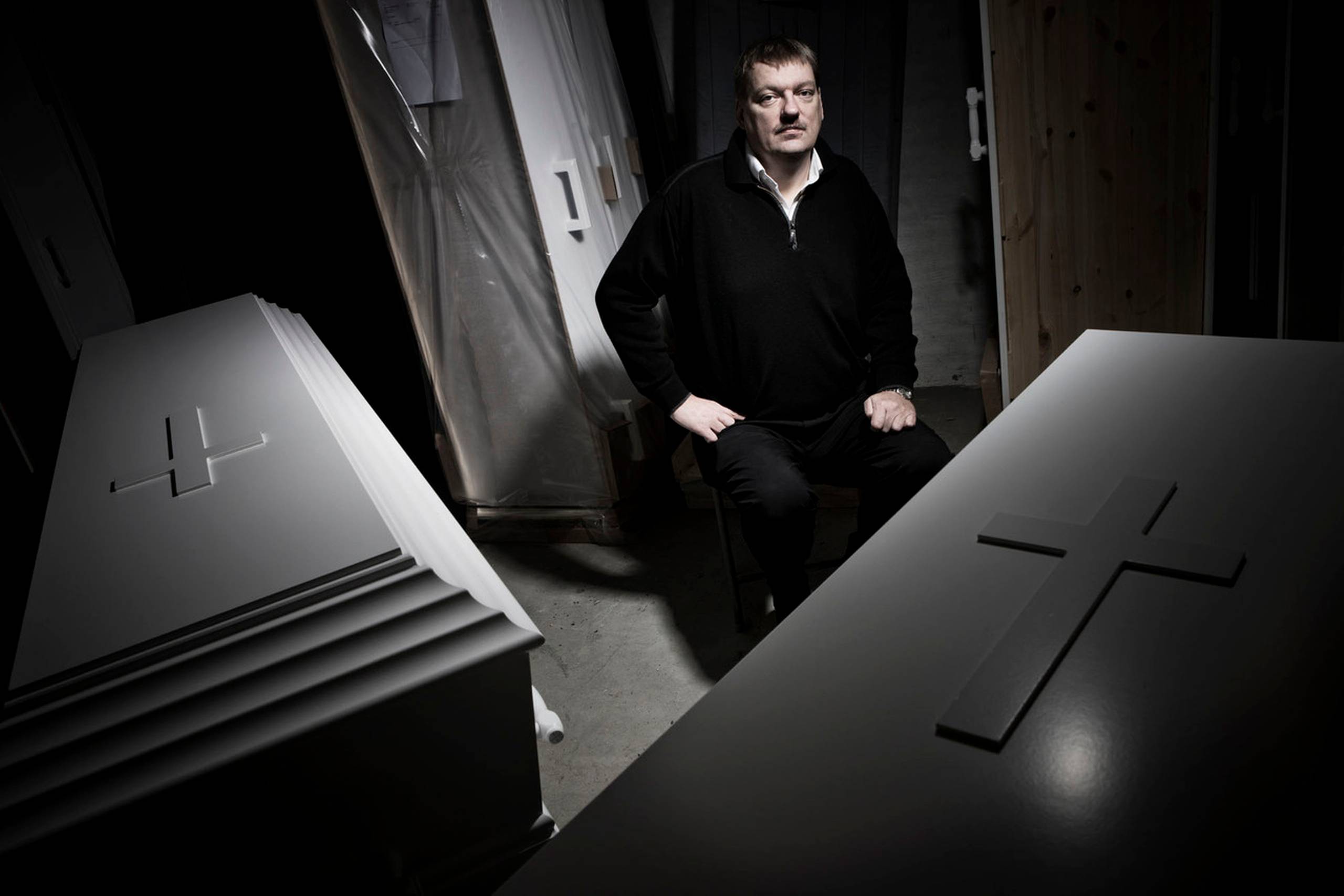Klaus Garde Nielsen kalder sine tjenester for "begravelsesforretningen", fordi han har lagt flere hundrede selskaber i graven i form af konkurser og tvangsopløsninger. 