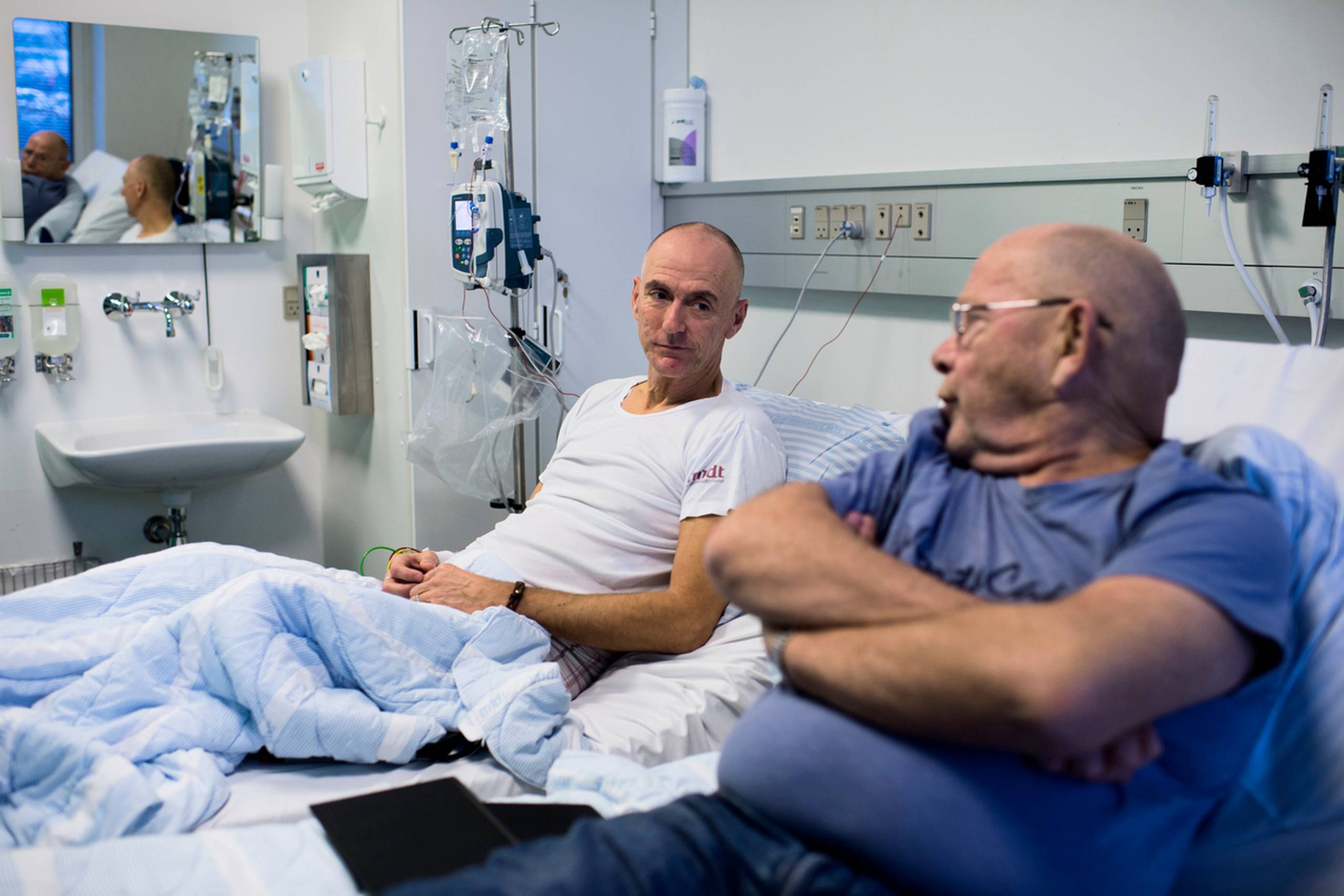 Ove Frost, medvirkende i forsøg med HIV-medicin og partner Tage Jakobsen (forrest). På Skejby er man lige nu i gang med et nyt og banebrydende forsøg med ny hiv-medicin - der måske kan resultere i en kur mod hiv. Vi har fået lov at komme med ud og følge en patient, der deltager i forsøget mandag. Foto: Ida Munch/Polfoto