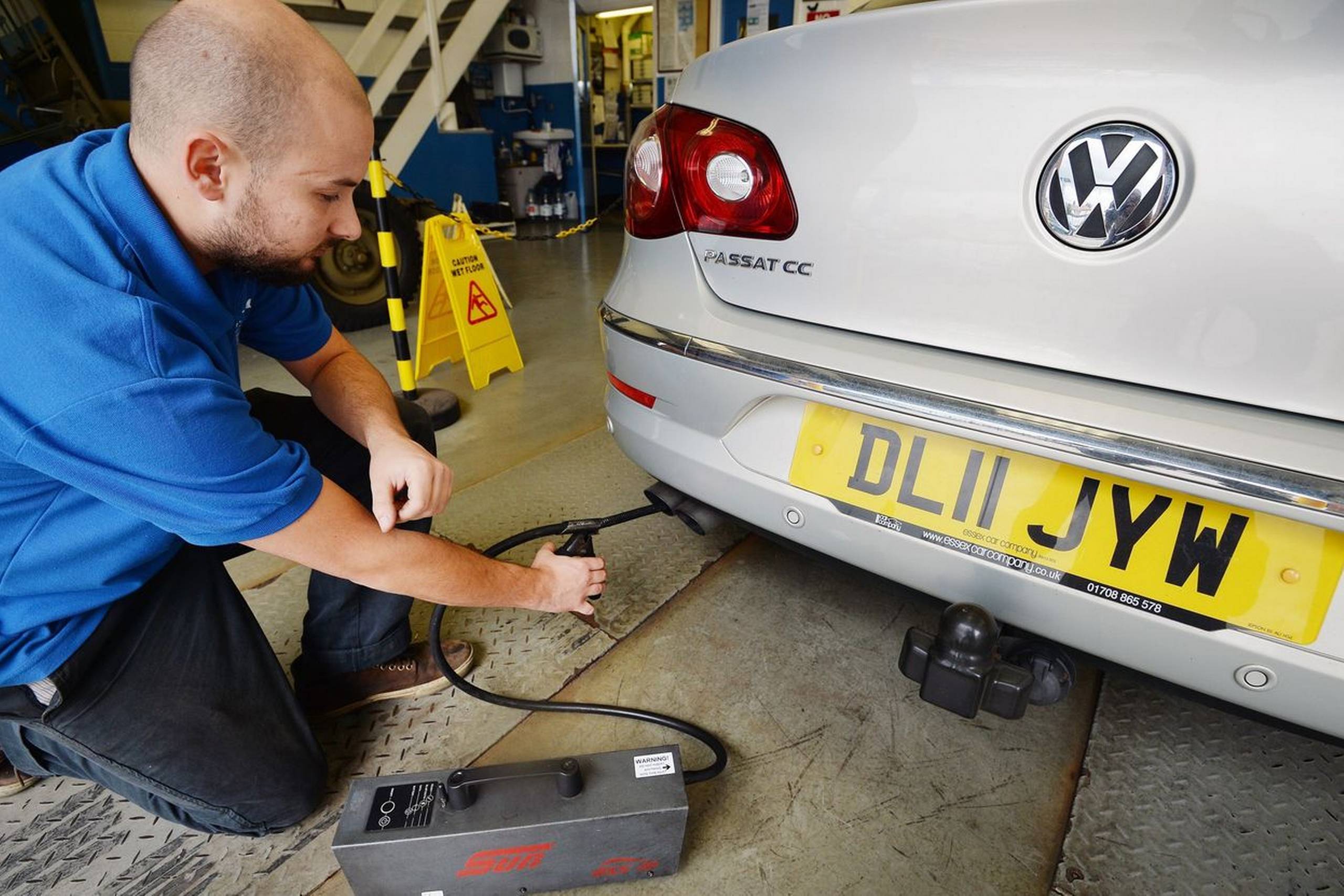 På rullefelter lever dieseldrevne biler fra Volkswagen op til alle krav, takker være en særlig software, men under realistiske forhold i virkelighed kan udledningen af NOx være op til 40 gange det tilladte.