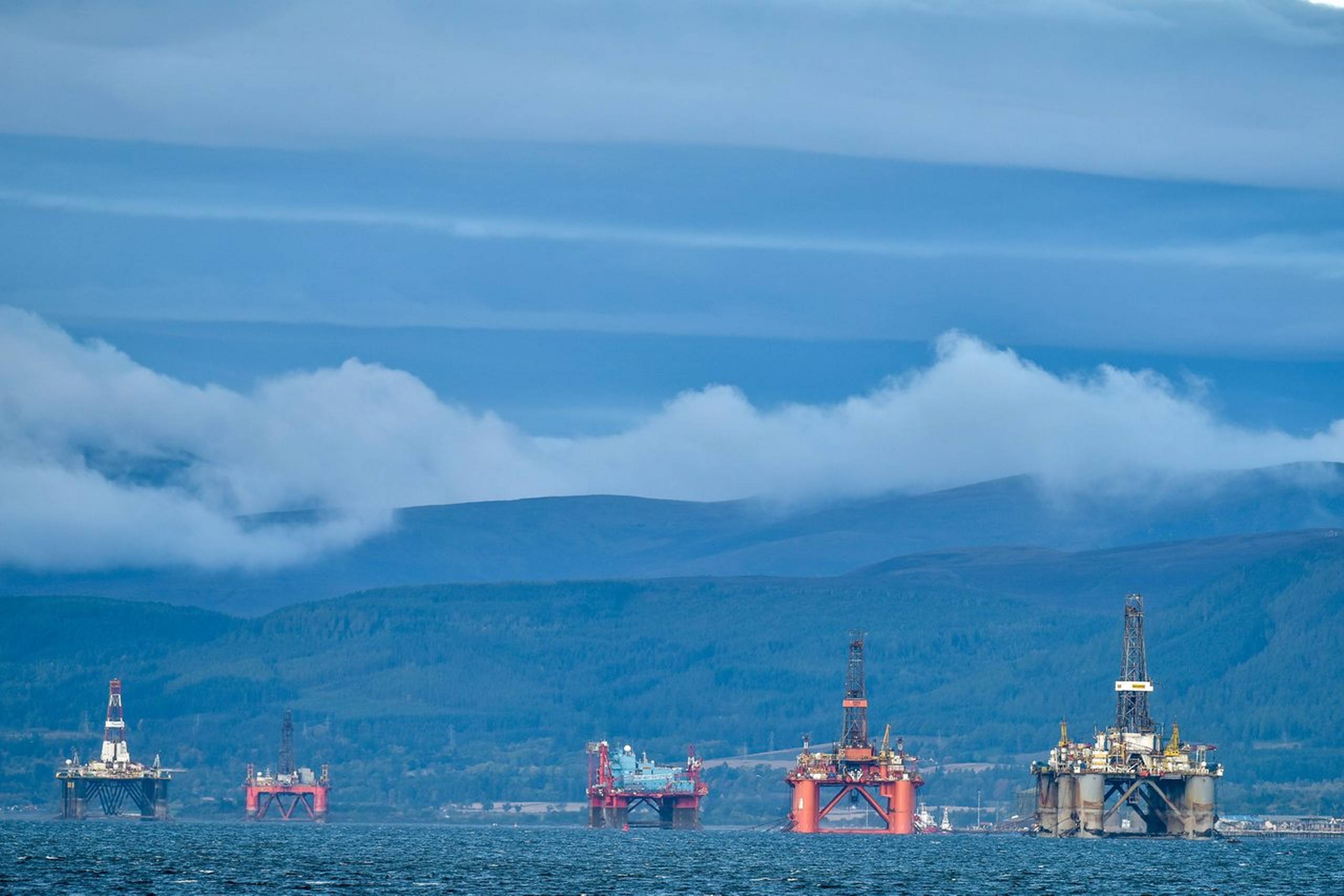 Arbejdsløse borerigge ligger uvirksomme hen i Cromarty Fjorden i Skotland som synlige beviser på, at olieindustrien trækker sig fra offshore olieefterforskning.