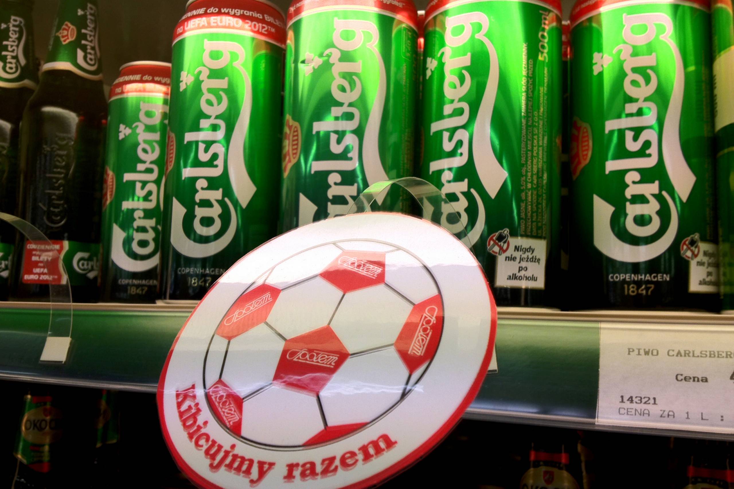 Carlsberg er under hårdt pres i både Vesteuropa og Rusland. Indtjeningen i 2015 bliver ringere end i 2014. Måske kan optakten og selve EM i fodbold i Frankrig næste sommer rette lidt op på det i 2016. Bryggeriet har foreløbig investeret 450 mio. kr. alene i sponsorrettigheder.
