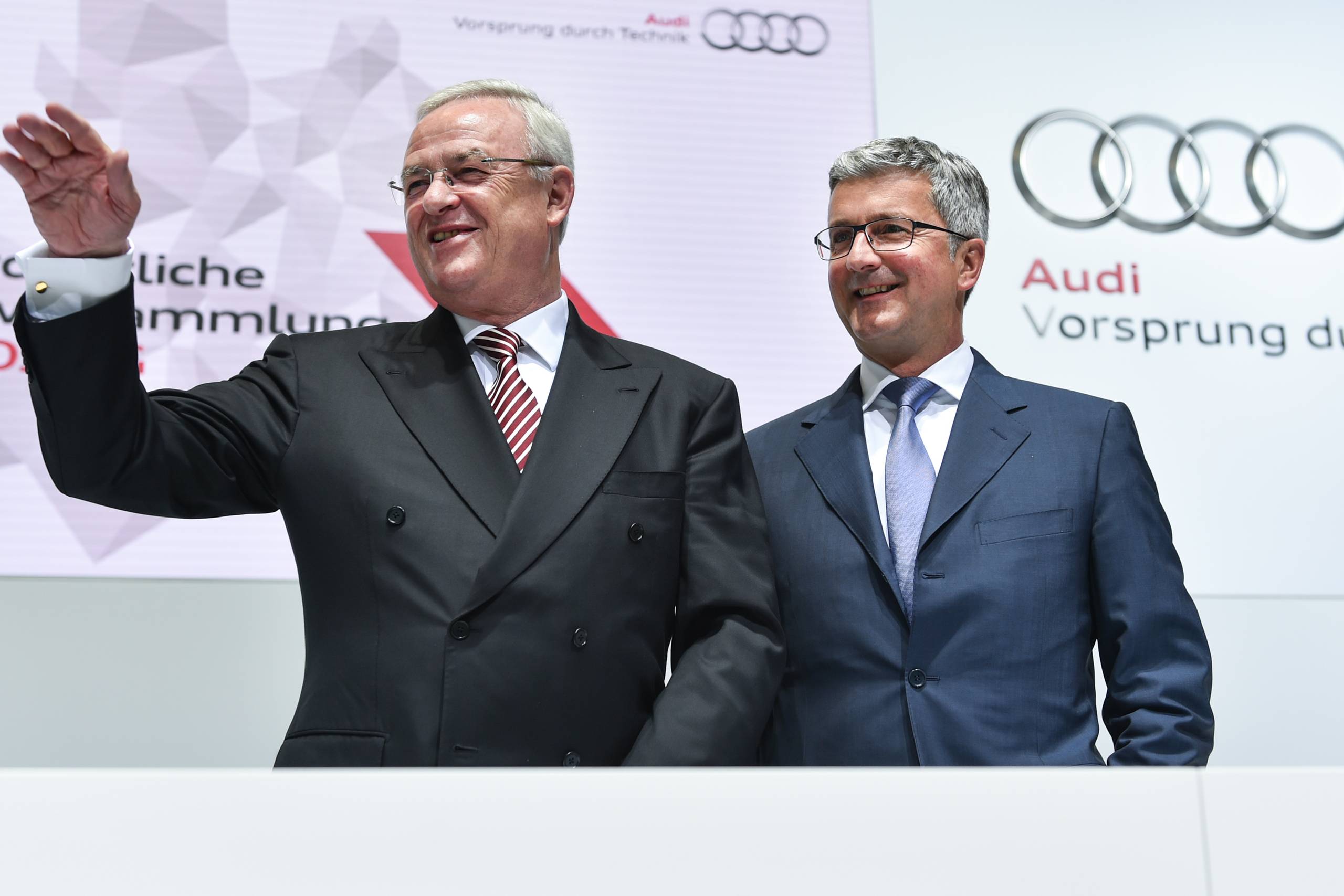 Rupert Stadler (th.), koncernchef i Audi, ses sammen med den afgåede topchef for VW-koncernen, Martin Winterkorn.