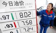 Hvis Kina begynder at købe olie i stor stil, kan det få oliepisen til at falde. Her en tankstation i Kina. Foto: Imaginechina via AP Foto: Imaginechina via AP