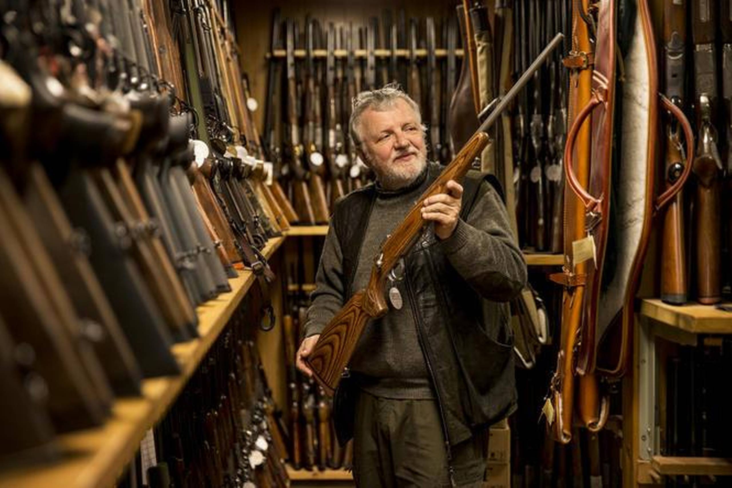 Ole Høiberg har 2600 våben i sin kælder i jagtbutikken Hunter's House. Her har han solgt våben i 25 år med politiets velsignelse, men den er trukket tilbage nu til hans store undren og frustration. 