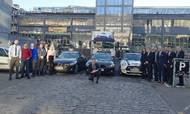 Agera har leaset BMWere for at få medarbejderne uden om den nye grænsekontrol. Direktør Rico Andersen sidder i midten.  Foto: Agera