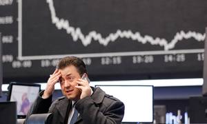 Der var drama på de finansielle markeder fredag, hvor kursen bl.a. raslede ned på det britiske pund. Foto: AP/Michael Probst