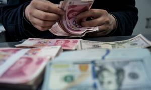Den kinesiske yuan er under pres, fordi udenlandske investorer trækker penge ud af Kina. Foto: Imaginechina by AP Images