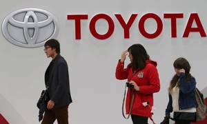 Toyota har tilbagekaldt nogle af sine elbiler, fordi der er risiko for, at hjulene kan falde af. Foto: AP Photo/Koji Sasahara