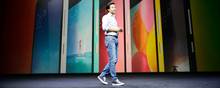 Lei Jun, bestyrelsesformand og direktør for Xiaomi Technology, præsenterer en ny telefon tilbage i 2015, da Xiaomi var det nye, hotte. i Kina. Nu er selskabet rykket op i den globale superliga og nærmer sig førstepladsen. Foto: Imaginechina via AP Images