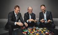 Kjeld Kirk Kristiansen overlod i første omgang direktørposten til Jørgen Vig Knudstorp (th.) og er nu godt i gang med at overlade ejerkontrollen til Thomas Kirk Kristiansen (tv.). Foto: Lego Foto: © 2016 The LEGO Group.