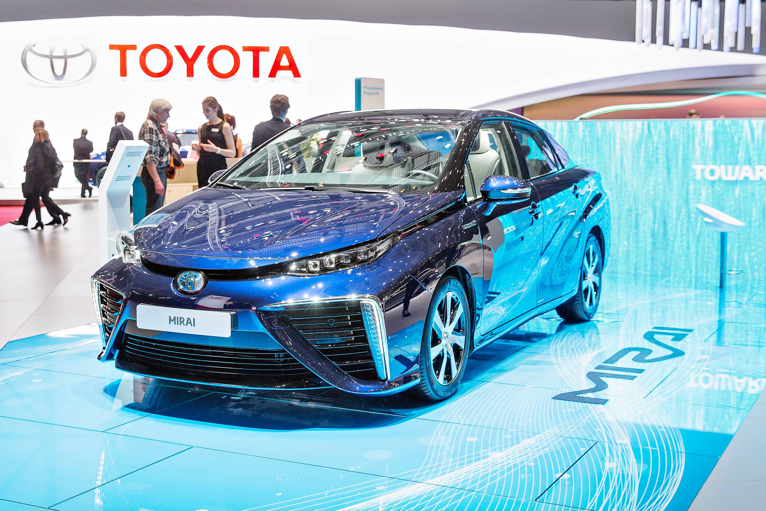 Toyota præsenterer brintbilen Mirai ved en bilmesse i Genève, marts 2016. Bilindustrien er delt mellem satsninger på brintceller vs elbiler. I centrum for fejden står Toyota og Tesla. Kun en af teknologierne kan blive verdens hersker. Foto: Rene Fluger (CTK via AP Images)