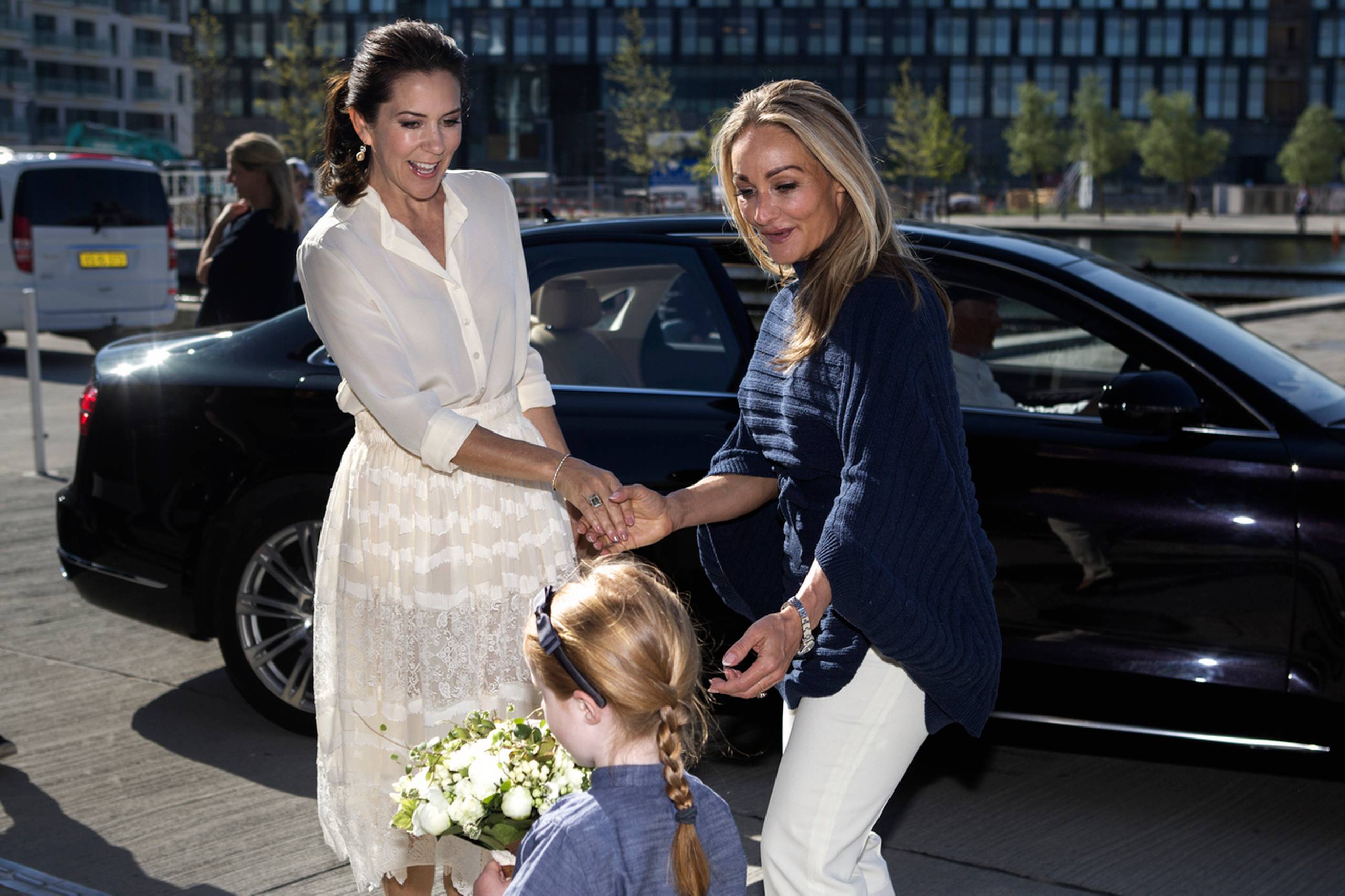 Direktør Eva Kruse (th.), Danish Fashion Institute som arrangerer mode-topmøde i Københavnb, byder kronprinsesse Mary velkommen til arrangementet i DR Koncerthuset. 