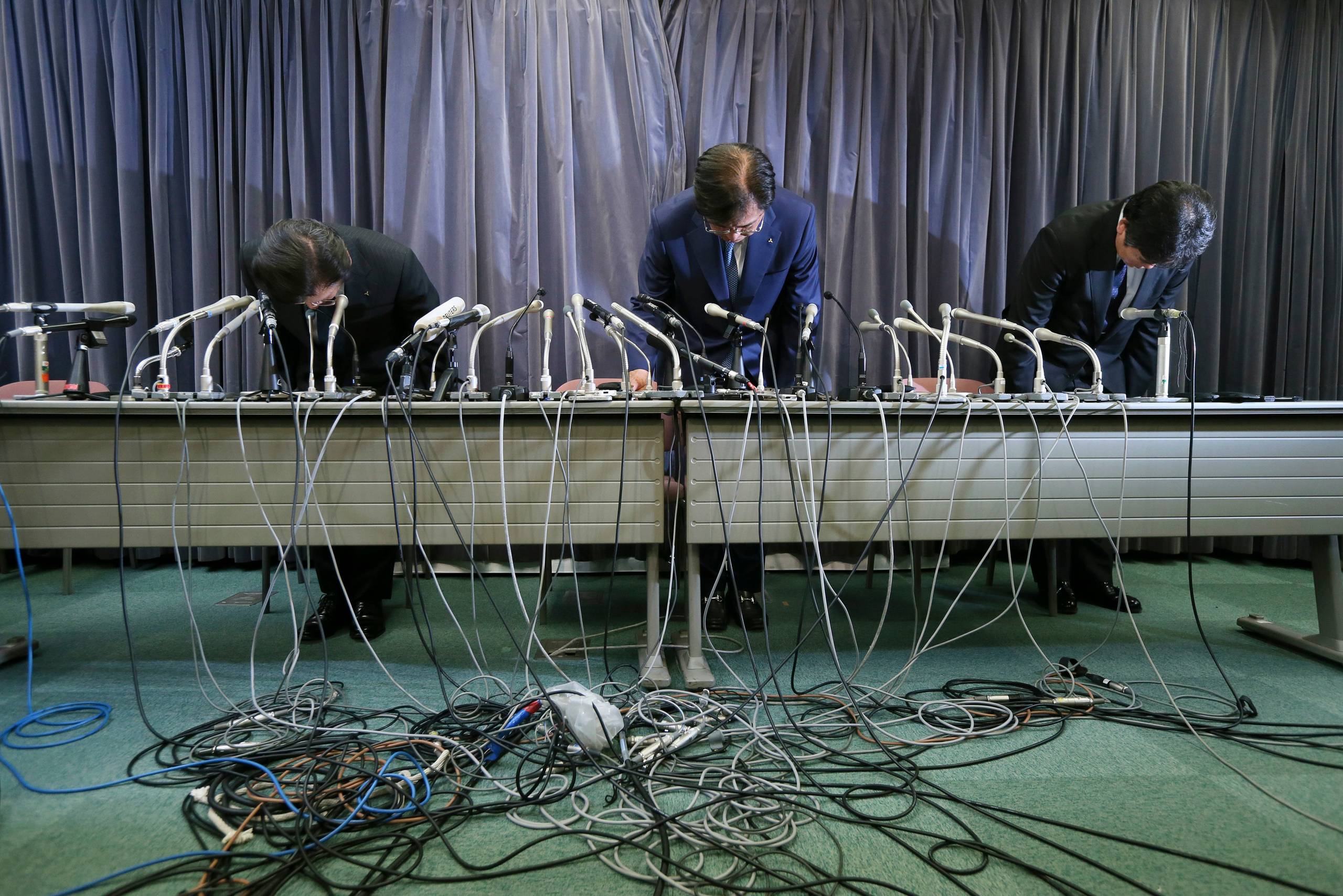 Den øverste ledelse, herunder præsident og driftsdirektør Tetsuro Aikawa (i midten), bekllager Mitsubishis snyd med brændstofforbruget under en pressekonference i Tokyo den 11. maj 2016. 