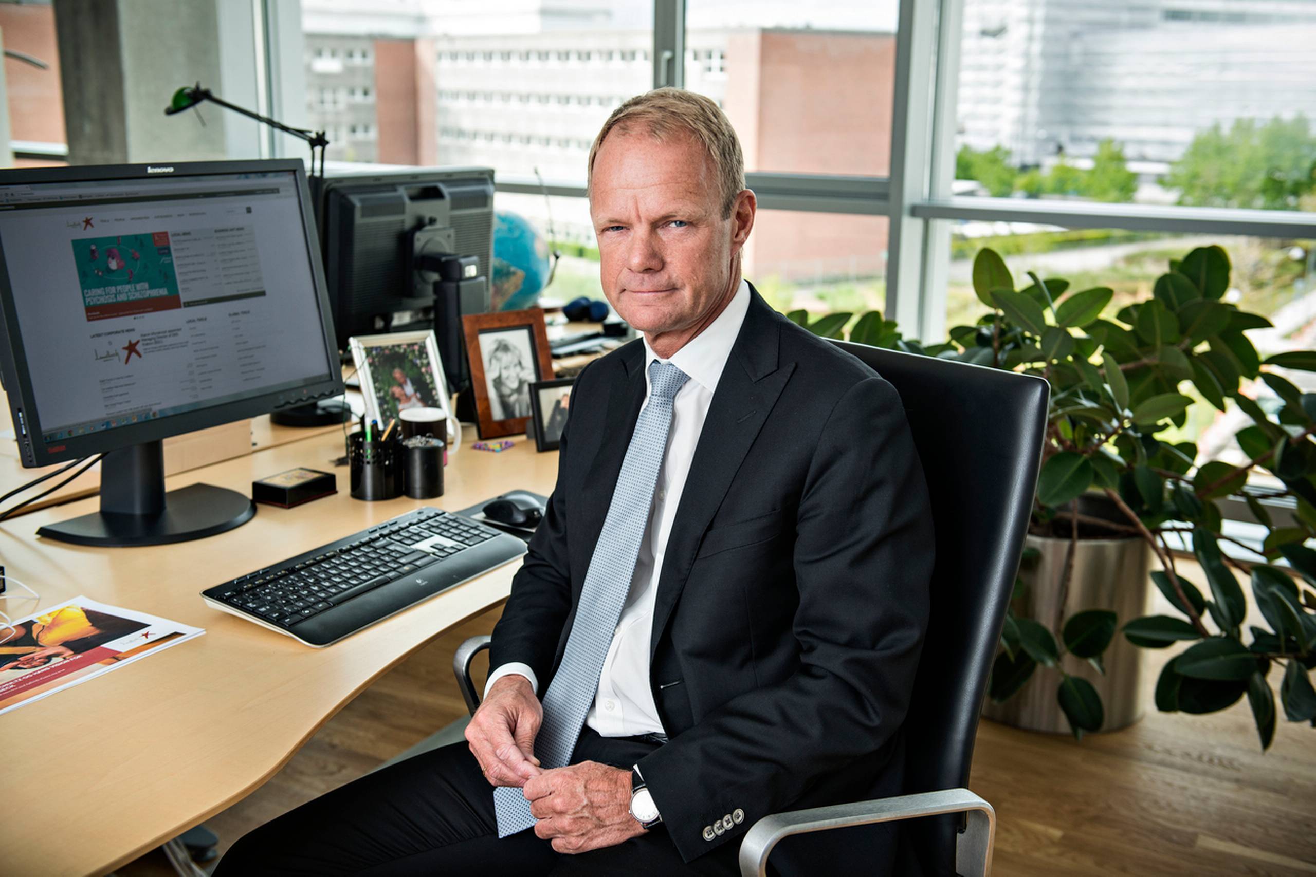 Kåre Schultz har siden den 20. maj 2015 været topchef i medicinalselskabet Lundbeck i præcis ét år - han har bl.a. fyret 1000 medarbejdere og har skabt et langt mere fokuseret selskab, efter han blev ny adm. direktør kort tid efter, han forlod jobbet som vice adm. direktør i Novo Nordisk.
Gummiplanten var en 10 cm høj vissen sag, da han begyndte at arbejde for Novo Nordisk. Det var i 1989, og den har fulgt ham siden. Foto: Lars Krabbe