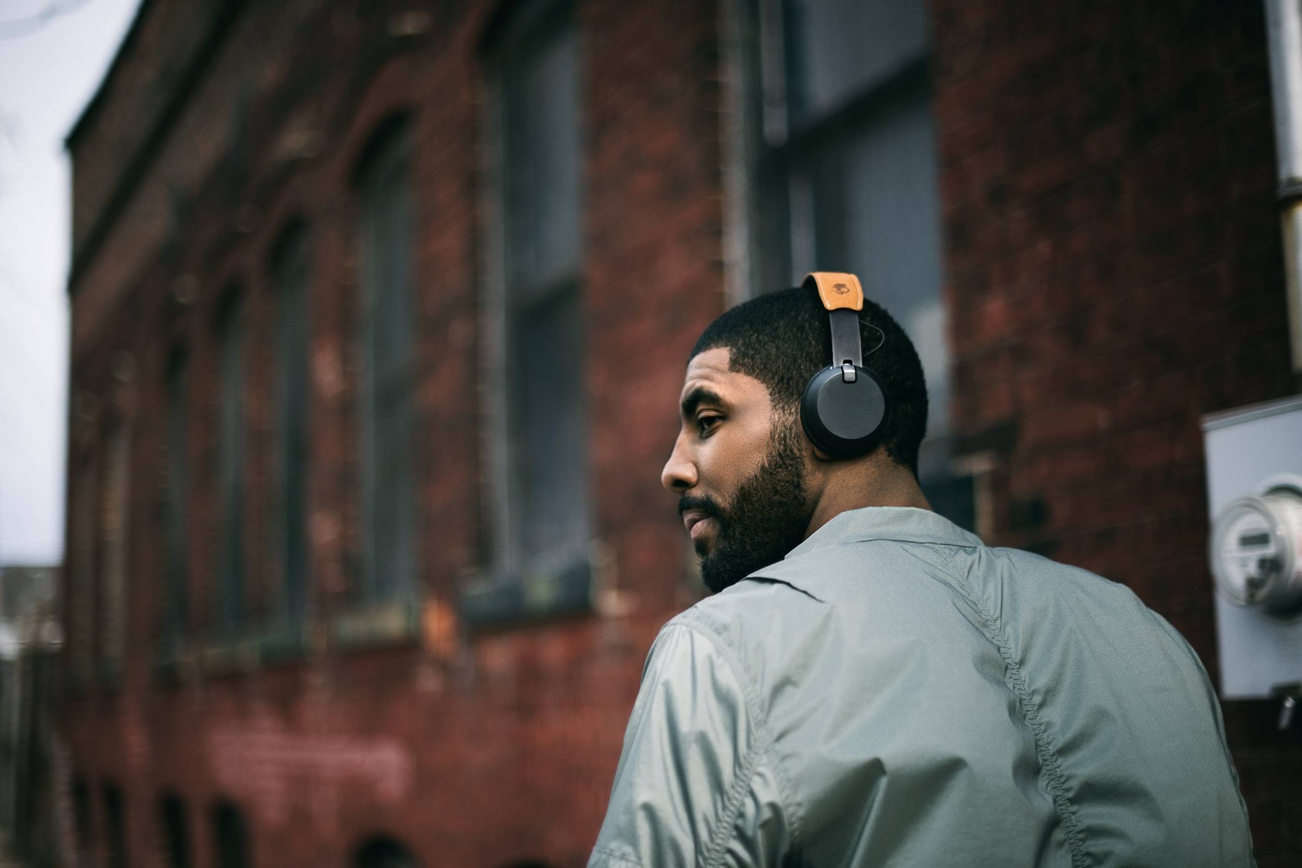 Basketballstjernen Kyrie Irving, der til daglig spiller i Cleveland Cavaliers, reklamerer for hovedtelefonerne Grind Wireless.
