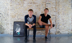 De to stiftere af Tonsser, Peter Holm (tv.) og Simon Hjære (th). De var med til at stifte Tonsser i 2013 sammen med fodboldspilleren Jeppe Curth. PR-foto.