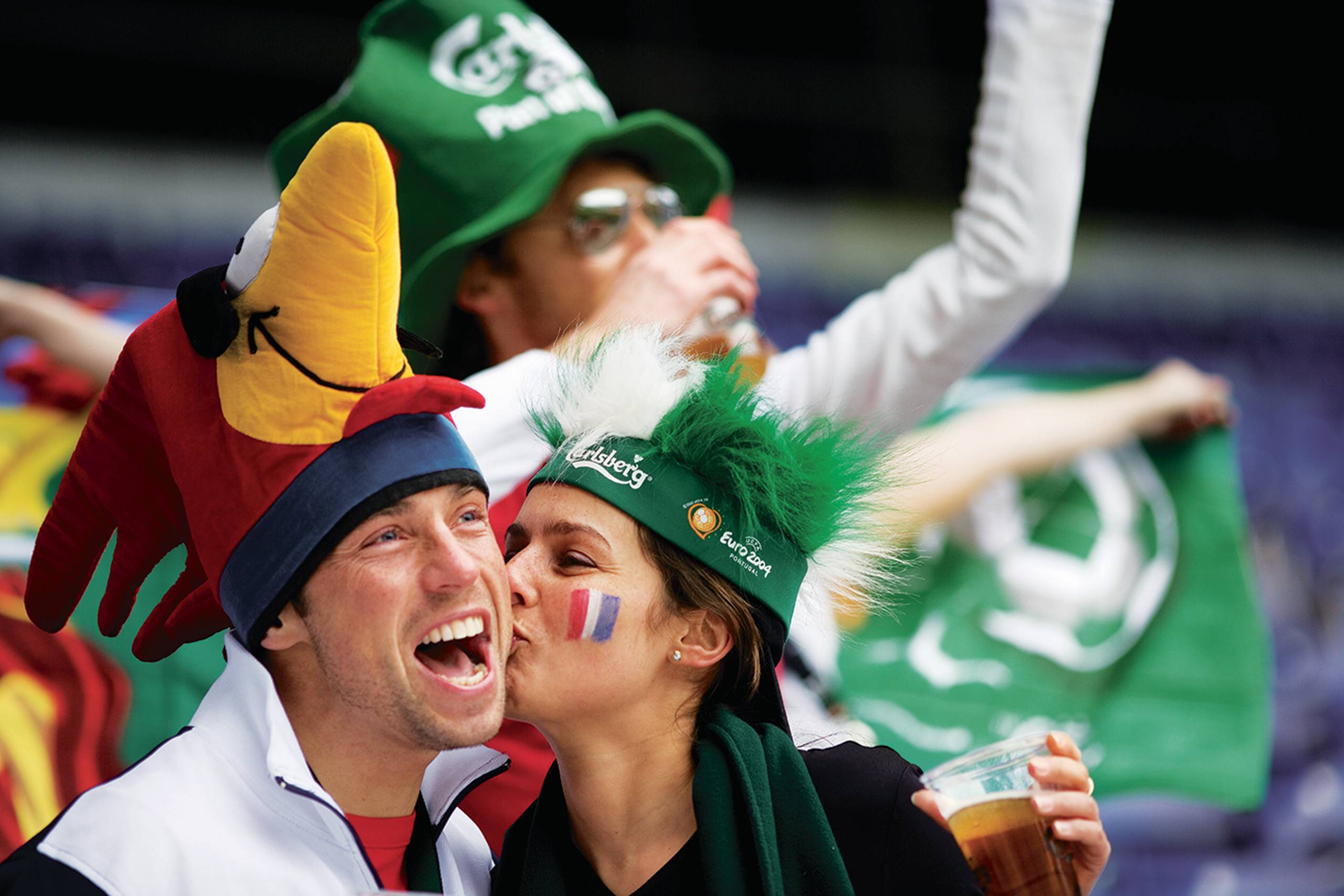 I 2004 var EM sidst forbi Frankrig, hvor de franske fans var massivt til stede (billedet). Nu er landet igen vært for Euro 16, hvor Carlsberg forventer at sælge masser af øl. Både Carlsberg øl og som en sideeffekt også mærkerne fra Kronenbourg som Carlsberg ejer.
