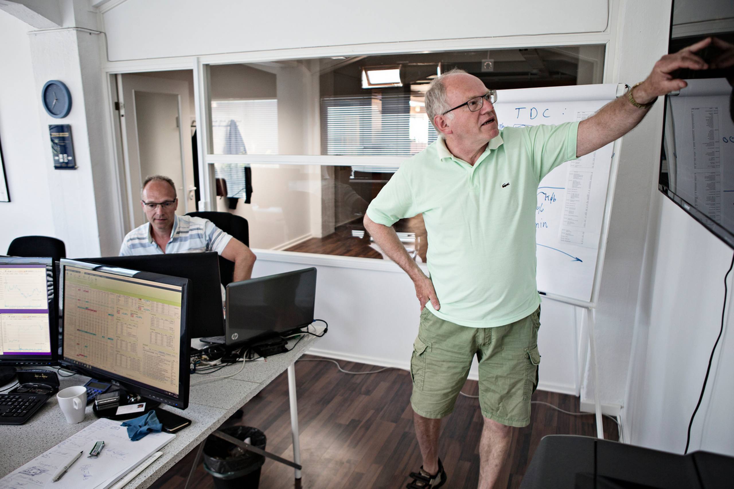 Aktiespekulanterne i Trading Center Odense. Ebbe, Palle, Jørgen og Jørn sidder på et lille kontor og handler med aktier. Foto: Tobias Nicolai.