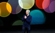Apple-chefen Tim Cook har bebudet hjemtagning af milliarder af dollars. Pengeregnen over USA's firmaer kan føre til prishop på amerikanske virksomheder. Foto: Marcio Jose Sanchez