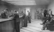 Mange danskere foretrækker stadig at have adgang til banken som i de gode gamle dage. Billedet er taget i Arbejdernes Landsbank i 1937. Arkivfoto: Holger Damgaard/Polfoto