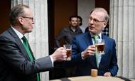 Carlsbergs formand Flemming Besenbacher (tv) hyrede Cees 't Hart (th) som topchef for Carlsberg, da bryggerikoncernen i 2015 havde brug for en ny frontfigur. Foto: Philip Davali
