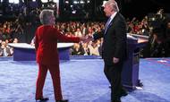 De to amerikanske præsidentkandidater, Hillary Clinton pog Donald Trump, lægger begge op til at ville gøre noget ved de hastigt voksende, amerikanske medicinpriser. Spørgsmålet er, om det bliver ved snakken, som historien tidligere har vist. Foto: AP/Joe Raedle