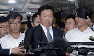 Shin Dong-bin, den storsvende og synligt utilpasse bestyrelsesformand for Lotte-gruppen, måtte mandag møde op ved byretten i Seoul, hvor anklagemyndigheden fortsøgte at få udstedt en arrestordre mod ham på grund af mistanke om korruption. Anmodningen blev dog afvist med henvisning til, at bevismaterialet ikke var tilstrækkeligt, men sagen slutter næppe her. Foto: AP/Ahn Young-joon
