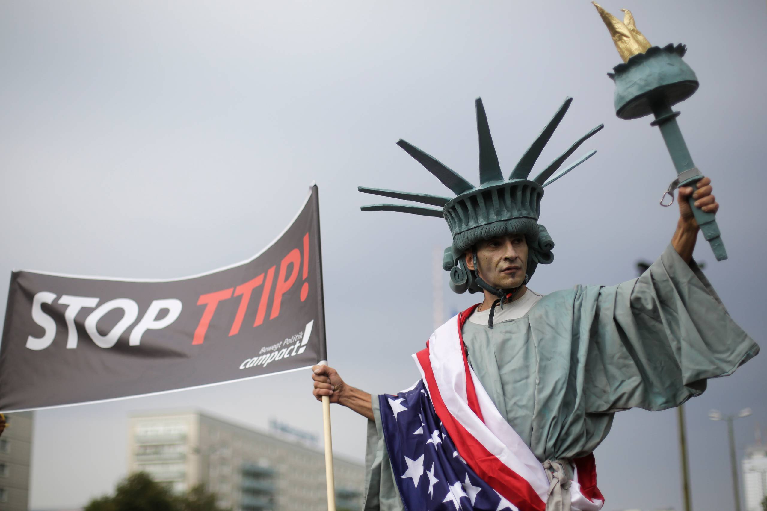Stærke kræfter i både USA og Europa - som her ved en demonstration i Berlin - arbejder på at få standse forhandlingerne om en ny transatlantisk frihandelsaftale. Foto: AP/Boris Rössler
