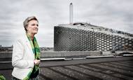 Affaldsdirektør Ulla Röttger står her på toppen af Amager Ressourcecenter og kigger over på det nye prestigeanlæg Amager Bakke, der skal står færdig i løbet af sommeren 2017. Foto: Rune Aarestrup Pedersen
